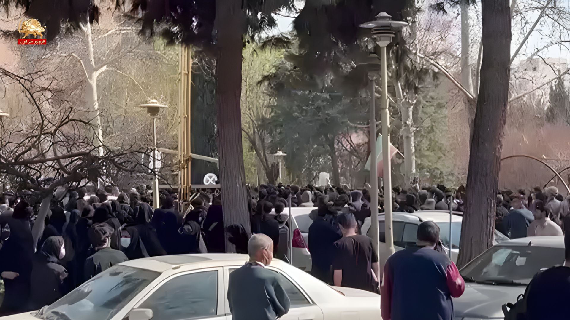 ادامه اعتراضات گسترده دانشجویان در دانشگاههای ایران؛ لگدمال کردن عکس خامنهای در خواجه نصیر و فریاد «امسال سال خونه، سیدعلی سرنگونه» در مشهد